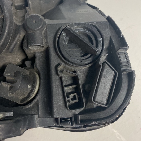 Mercedes Benz C Class Headlight 2008 2009 2010 2011 Driver Left Side (Used) - Picture 10 of 14